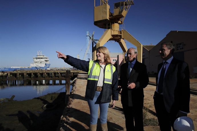 La presidenta del Puerto de Huelva, Pilar Miranda, en su visita a las instalaciones de Nuevo Astillero de Huelva, SA.