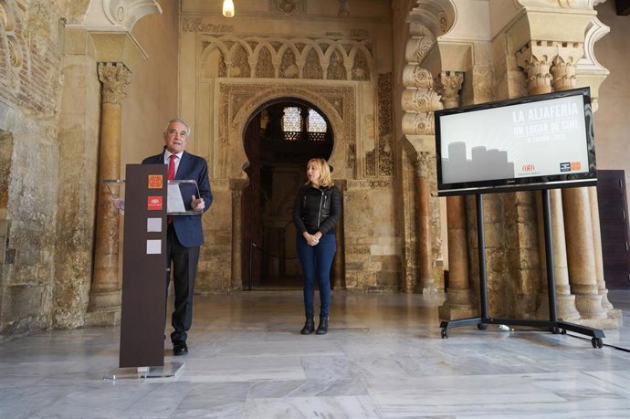 El presidente de las Cortes dre Aragón, Javier Lambán, y Vicky Calavia
