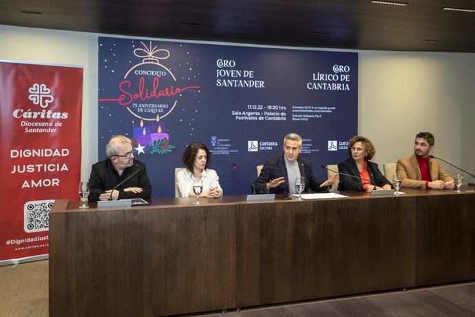 Asistentes a la presentación del concierto solidario del 75 aniversario de Cáritas.