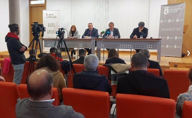 El presidente de la Diputación de León, Eduardo Morán, junto con el resto de diputados que han participado en la presentación del proyecto de presupuestos de la institución.