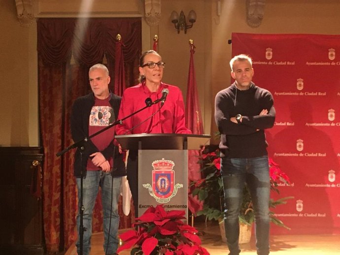 La alcaldesa de Ciudad Real, Eva María Masías, acompañada del concejal de Deportes, Juventud e Infancia, Antonio Gallego; y el edil de Cultura y Educación, Nacho Sánchez, durante la presentación de la programación navideña.
