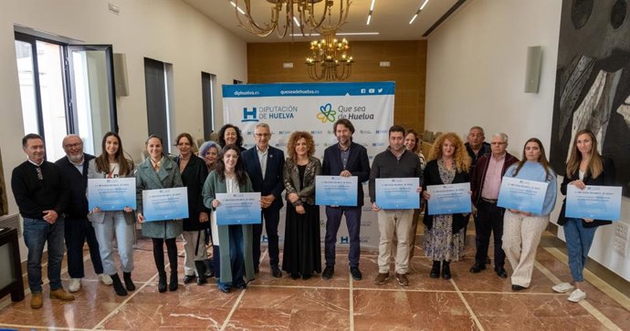 La presidenta de la institución provincial, María Eugenia Limón, ha entregado un diploma a cada una de las once asociaciones que han recibido las subvenciones del programa 'La Diputación previene'.