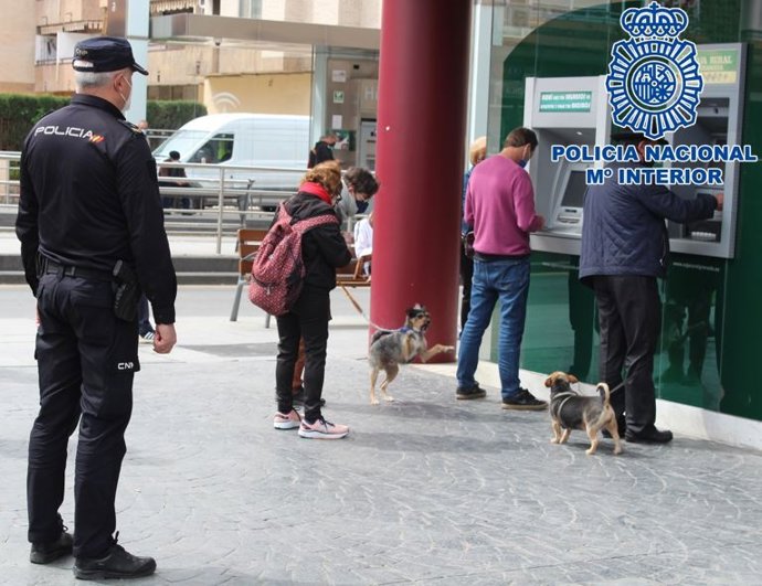 Agente de Policía Nacional ante un cajero, en imagen de archivo