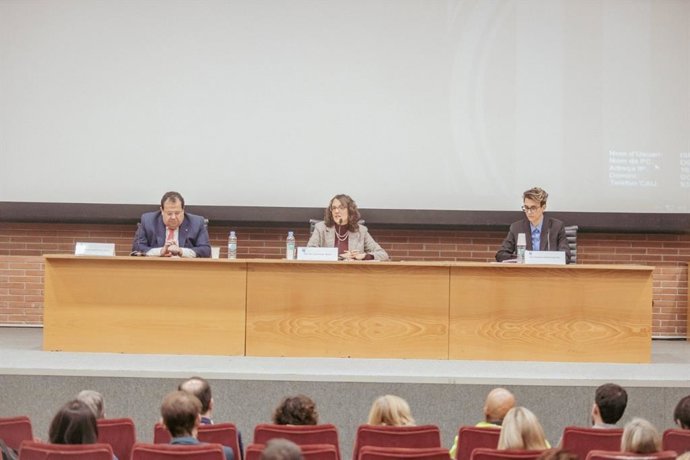 De izquierda a derecha, el conseller de Interior Joan Ignasi Elena, la consellera de Feminismos e Igualdad Tnia Verge y la jefa de la Unidad de Orientación Sexual y de Género del Consejo de Europa, Evgenia Giakoumopolou