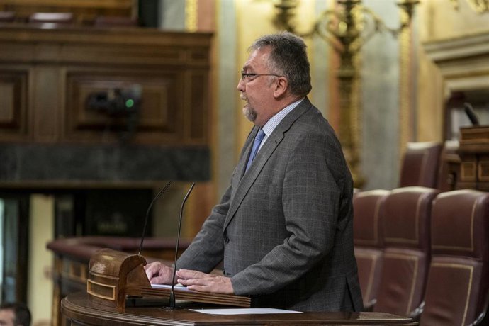 Archivo - El diputado de Foro Asturias, Isidro Manuel Martínez Oblanca, interviene durante una sesión plenaria, en el Congreso de los Diputados, a 4 de octubre de 2022, en Madrid (España). Durante el pleno, se ha debatido y votado una proposición de ley