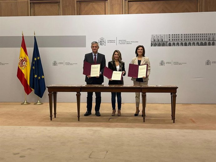 La ministra de Transportes, Raquel Sánchez, y la consejera gallega de Vivienda, Ángeles Vázquez.