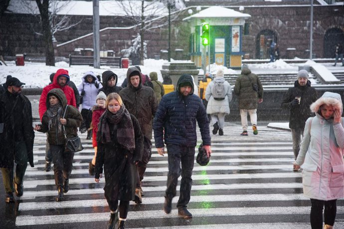 Personas pasean bajo la nieve en Kiev