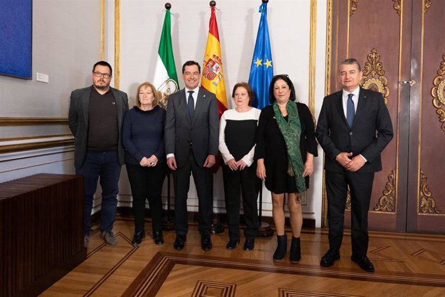 El presidente de la Junta de Andalucía, Juanma Moreno, ha recibido este lunes, 28 de noviembre, en el Palacio de San Telmo de Sevilla a la familia de Manuel José García Caparrós