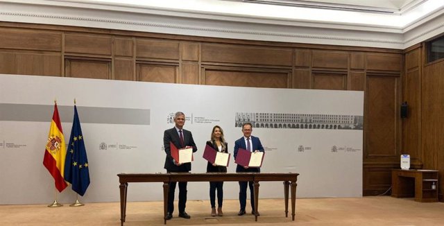 La ministra de Transportes, Movilidad y Agenda Urbana, Raquel Sánchez, junto al conseller de Movilidad y Vivienda, Josep Marí (d).