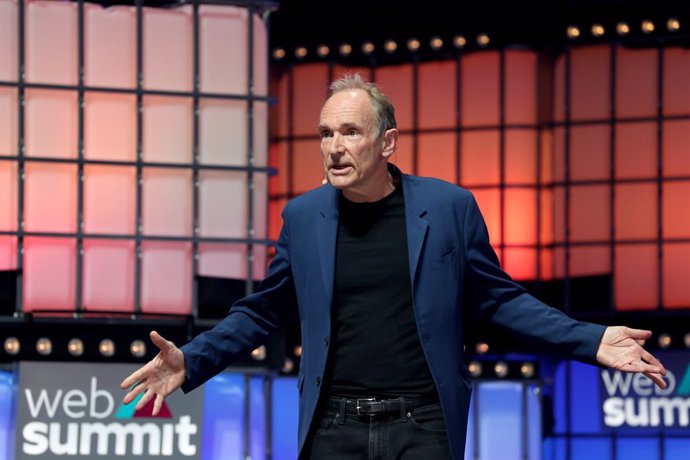 Archivo - 04 November 2021, Portugal, Lisbon: Tim Berners-Lee, physicist, computer scientist, inventor of HTML (Hypertext Markup Language) and founder of the World Wide Web speaks on the last day of the Web Summit. Photo: Pedro Fiuza/ZUMA Press Wire/dpa