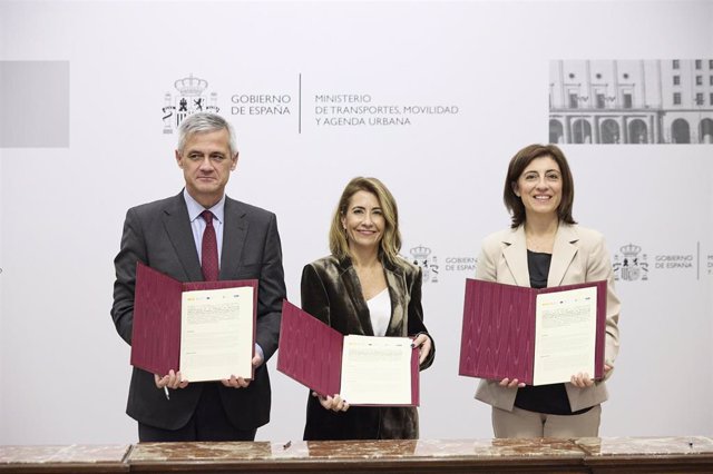 El secretario general de Agenda Urbana y Vivienda, David Lucas; y la ministra de Transportes, Movilidad y Agenda Urbana, Raquel Sánchez, firman los convenios.