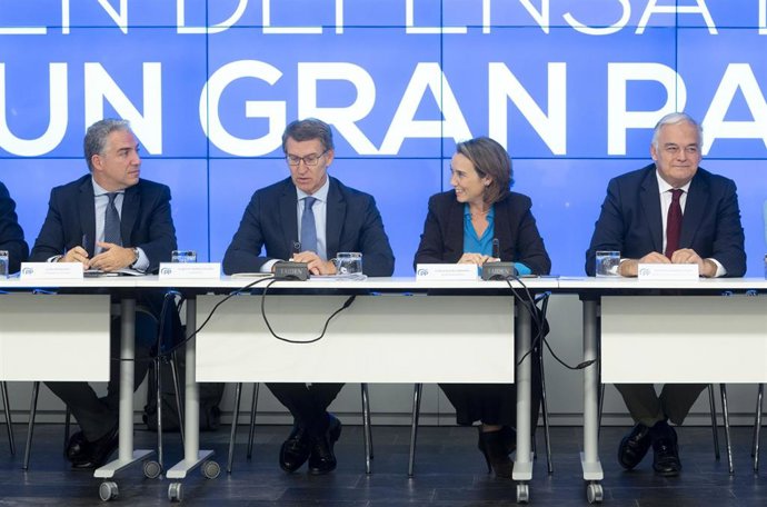 (I-D) El coordinador general del PP, Elías Bendodo; el presidente del PP, Alberto Núñez Feijóo; la secretaria general del PP, Cuca Gamarra, y el vicesecretario Institucional del PP, Esteban González Pons, en una rueda de prensa tras presidir la reunión 