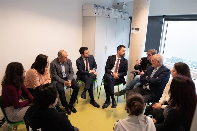 Aragons y Torrent en una reunión con el equipo directivo y dos usuarias del centro Can Muns antes de presentar el programa 'Ocell de foc'