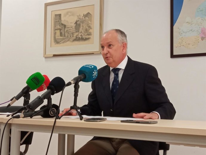 Archivo - El presidente de la Audiencia Provincial de Almería, Luis Columna, en rueda de prensa.