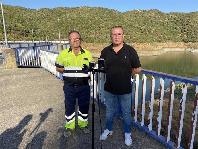 Archivo - El concejal delegado de Aguas del Ayuntamiento de Lora del Río, Miguel Ángel Rosa, en el embalse José Torán.