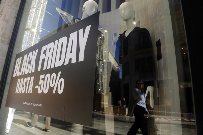 Varias personas realizan estos días compras en comercios de la capital donde aprovechan las ofertas del Black Friday. A 23 de noviembre de 2022 en Málaga, (Andalucía, España).
