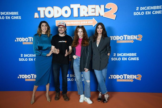 (I-D) Paz Padilla, Santiago Segura, Inés de León y Paz Padilla posan en el photocall de la película 'A todo tren 2', a 28 de noviembre de 2022, en Madrid (España).