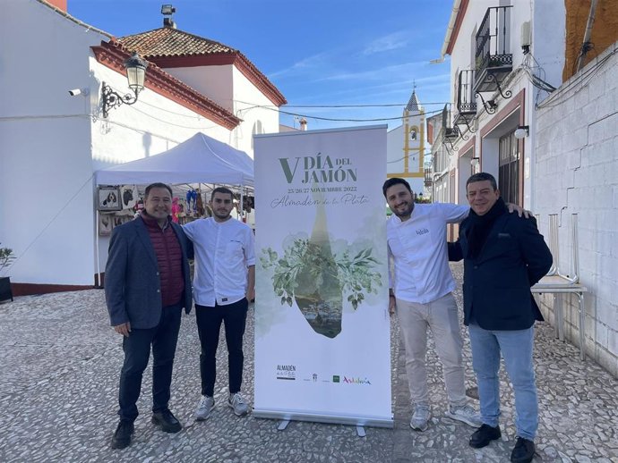 El delegado del Gobierno de la Junta en Sevilla, Ricardo Sánchez, con el alcalde de Almadén, José Carlos Raigada, y los chefs de Plato Jondo.