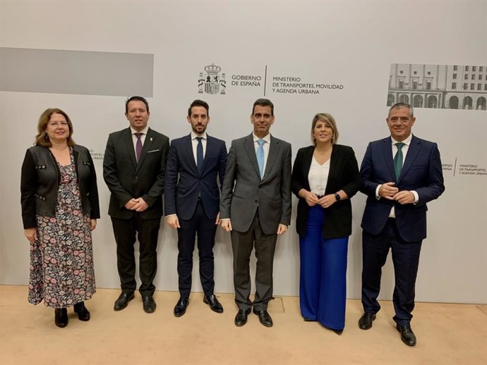 El consejero de Fomento e Infraestructuras, José Ramón Díez de Revenga, junto a los alcaldes de Cartagena, Mula, San Pedro del Pinatar y Pliego durante la firma de los acuerdos para la ejecución de los programas de ayudas para la rehabilitación de barri