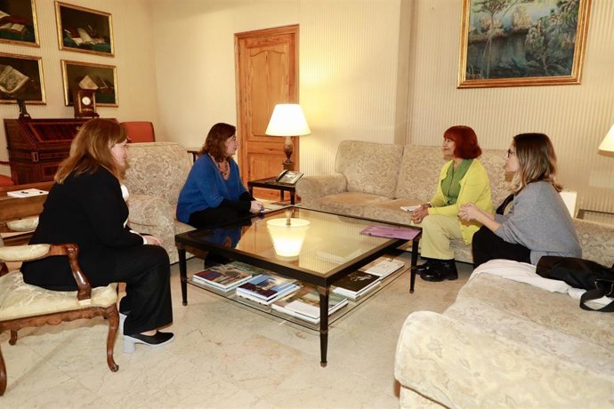La presidenta del Govern, Francina Armengol, durante la reunión con la Asociación de Mujeres de Baleares para la Salud.