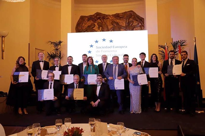 Premiados junto al presentador y Socio de Honor.