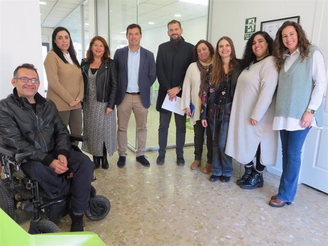 El delegado de Empleo, Empresa y Trabajo Autónomo de la Junta en Huelva, Alberto Santana, en su visita a Faisem.