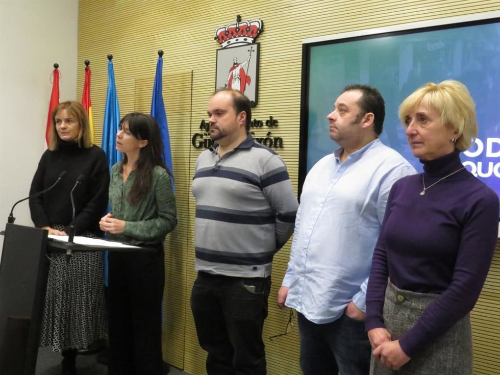 (De Izda A Dcha) Covadonga Tomé (Podemos), La Portavoz Del Grupo Municipal De Podemos-Equo Xixón En El Ayuntamiento De Gijón, Laura Tuero, El Presidente Del Comité De Empresa Del Hospital De Jove, Marcos Bernardo, Esteban González Y Menchu Arriaga
