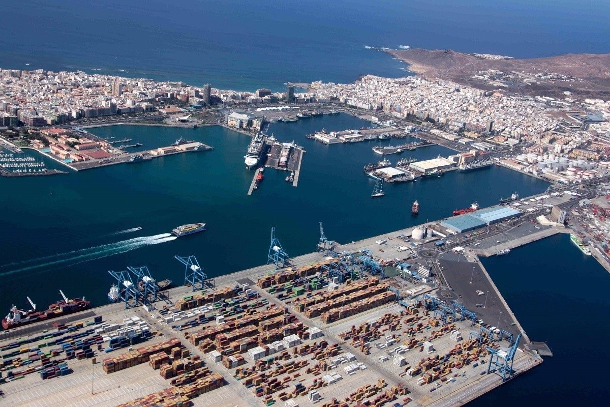 Los transportistas se manifiestan en Las Palmas de Gran Canaria para pedir al Gobierno un uso diferenciado del tacógrafo