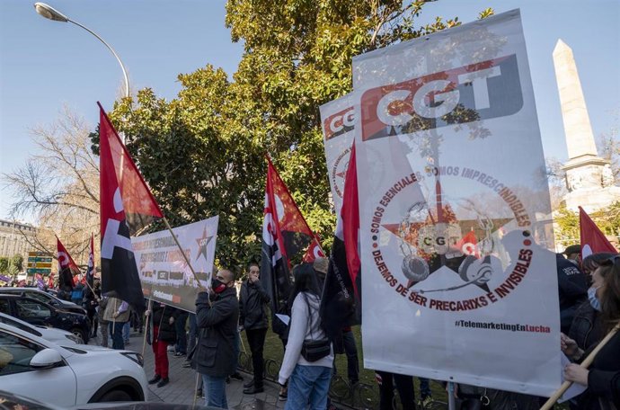 Archivo - Varias personas con banderas de CGT, en una concentración para denunciar el bloqueo de la negociación del convenio sectorial del Contact Center, en la Plaza de la Lealtad, a 22 de febrero de 2022, en Madrid (España). 