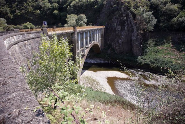 Archivo - Puente de Boabdil que con la bajada de las aguas muestra toda su embergadura, a 26 de agosto de 2022, en Negueira de Muñiz, Lugo, Galicia (España). El embalse de Salime, sobre la cuenca del río Navia, se encuentra en el 44,74% de su capacidad. E