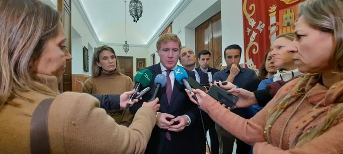 El alcalde de Badajoz atiende a los medios