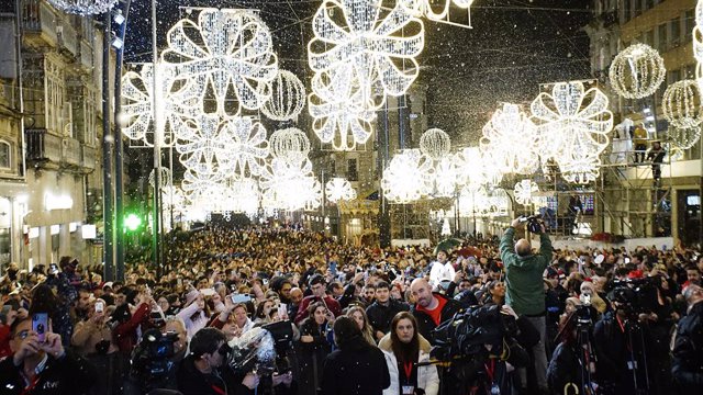 Los vigueses disfrutan del encendido de las luces de Navidad 2022, a 15 de noviembre de 2022, en Vigo, Pontevedra, Galicia (España).  
