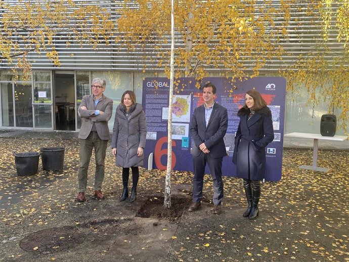 Cto de presentación de la app MapMyTree: De izqda. A dcha.: Moisés Zalba, director de operaciones Tracasa; Iratxe Orbe, equipo que ha trabajado en la aplicación; el consejero Mikel Irujo; y Mar González directora gerente de Tracasa.