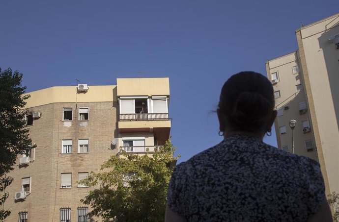 Archivo - Bloque de viviendas de la calle San Juan de la Salle de Sevilla, en una foto de archivo.