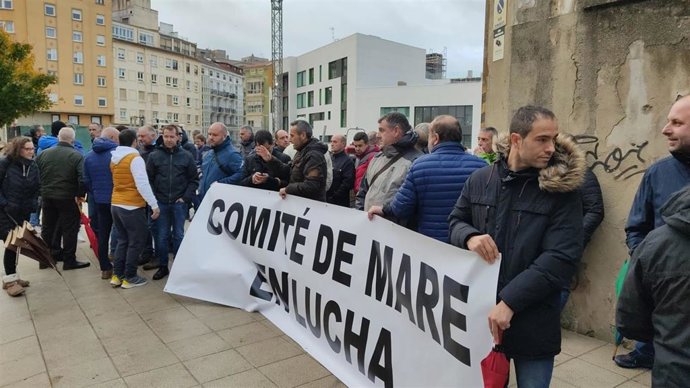 Concentración del comité de empresa de Mare frente al Parlamento de Cantabria