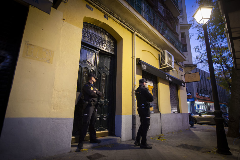 Dos Agentes de Policía a las puertas del edificio dónde han hallado muerta a la joven de 20 años supuestamente asesinada por un cliente, a 28 de noviembre de 2022,