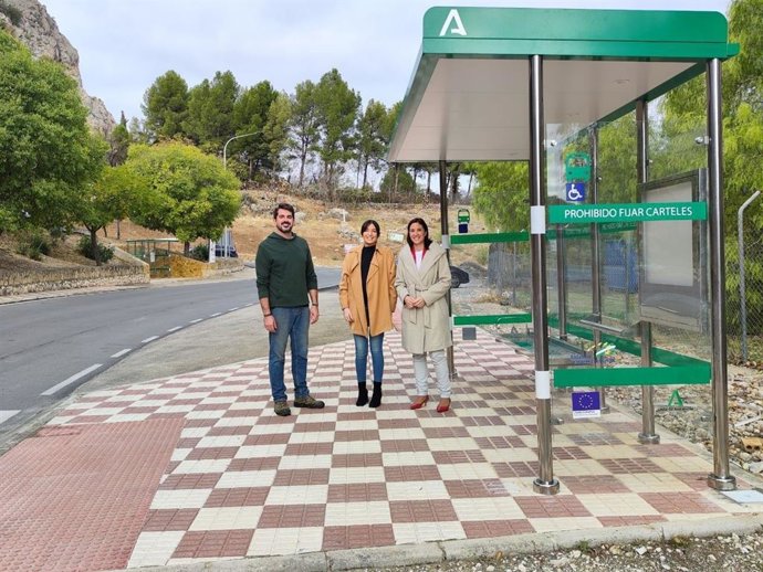 Casanueva (dcha.), en una de las nuevas marquesinas de autobuses instaladas en Luque.