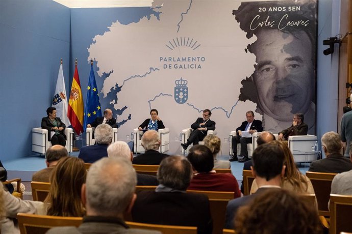 Homenaje póstumo en el Parlamento de Galicia a Carlos Casares, con el expresidente Mariano Rajoy, y el ex alcalde de A Coruña, Francisco Vázquez, entre otros.