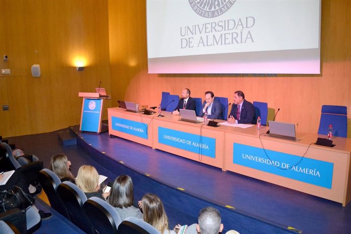 Jornada técnica para empresas sobre formación dual universitaria en la UAL