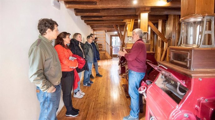 La consejera de Agricultura, Ganadería, Mundo Rural, Territorio y Población, Eva Hita, y la directora general de Desarrollo Rural y Reto Demográfico, Nuria Bazo, visitan las actuaciones en la fábrica de harinas La Gloria