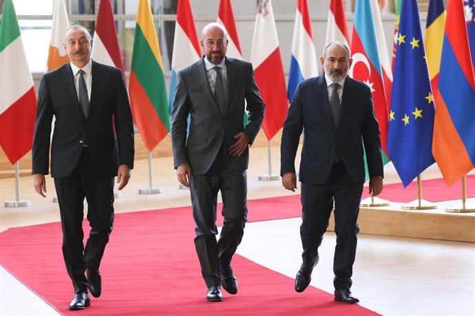 Archivo - El presidente del Consejo Europeo, Charles Michel, recibe al presidente de Azerbaiyán, Ilham Aliyev (izquierda), y al primer ministro de Armenia, Nikol Pashinián, en la sede de la UE en Bruselas
