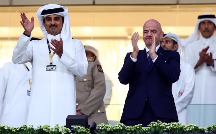 20 November 2022, Qatar, Al Khor: FIFA President Gianni Infantino (R) applauds while Emir of Qatar, Sheikh Tamim bin Hamad Al Thani  waves to the crowd during the opening ceremony of the FIFA World Cup Qatar 2022, prior to the Group A opening match betw