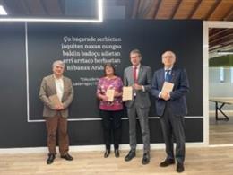 El Ayuntamiento de Vitoria-Gasteiz y la Real Academia de la Lengua Vasca-Euskaltzaindia han presentado este lunes en la capital alavesa la publicación 'Gasteizko Toponimia VIII. Dibiña I - Toponimia de Gasteiz