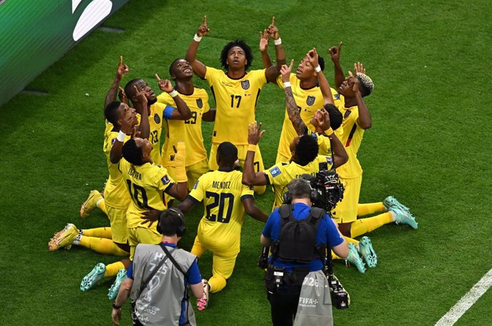 20 November 2022, Qatar, Al Khor: Ecuador's Enner Valencia (C) celebrates scoring his side's first goal from the penalty spot with team mates during the FIFA World Cup Qatar 2022 Group A soccer match between Qatar and Ecuador at Al Bayt Stadium. Photo: 