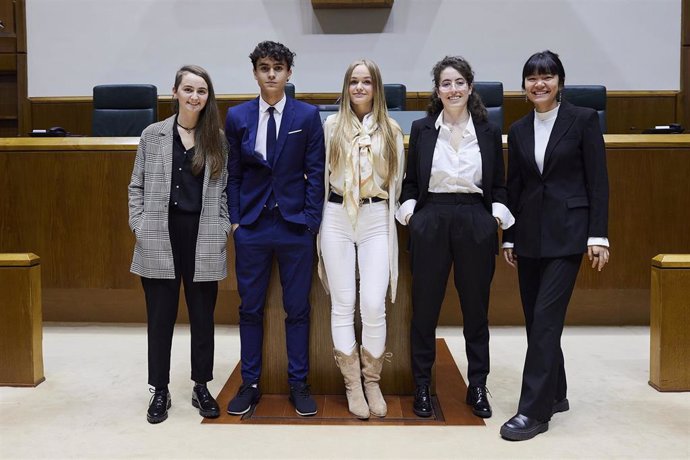 El equipo de la UPNA en la IX Liga de Debate Universitario en Euskera. De izq. A dcha.: Leire Dorregaray, Mikel Fernandez, Angela Colás, Maider Aiesa y Jare Gainza.