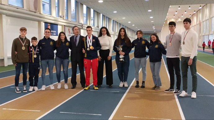 Foto de familia de los deportistas castellanoleoneses objeto de reconocimiento por parte de la Junta.