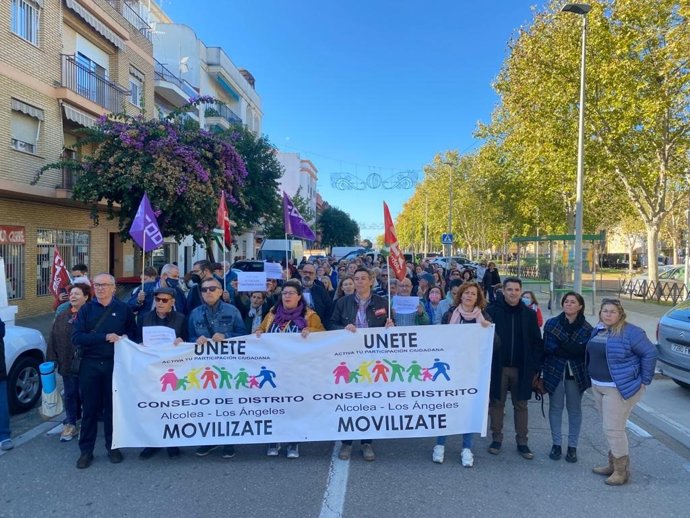 Concentración vecinal junto al actual consultorio de Alcolea.