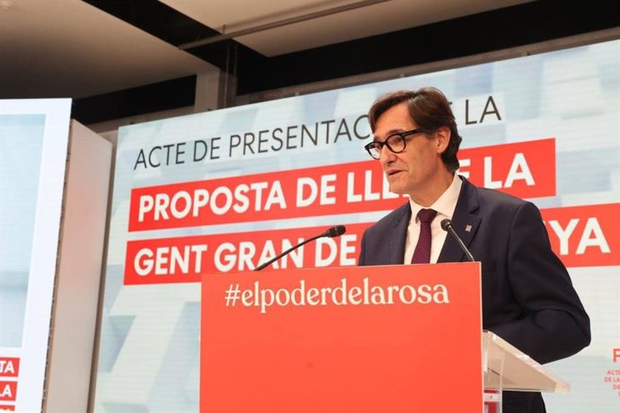 El primer secretario del PSC, Salvador Illa, presenta la proposición de ley de la gente mayor en la sede del PSC, a 28 de noviembre de 2022.