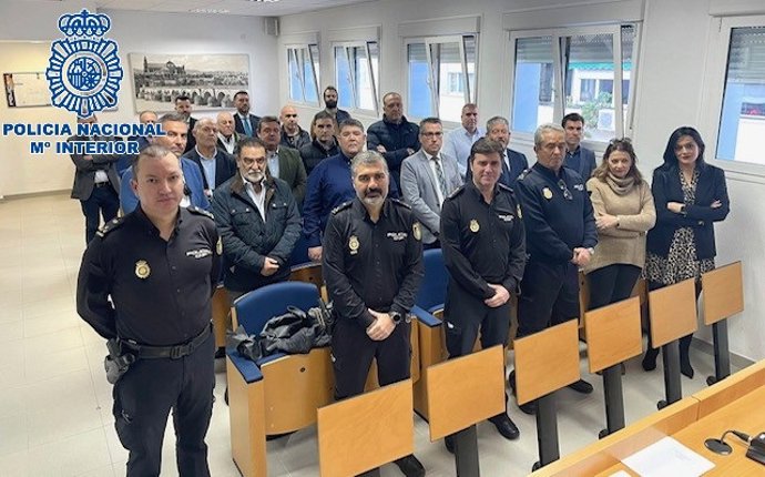 Encuentro entre la Policía Nacional y los representantes del sector comercial para abordar la campaña de Navidad.