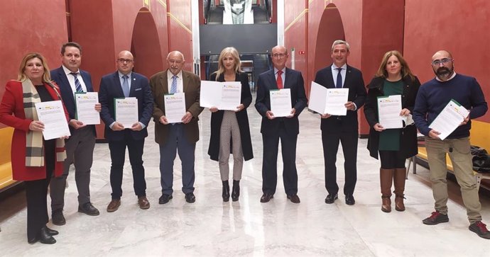 Firma de acuerdo entre la consejera andaluza de Desarrollo Educativo, Patricia del Pozo, y los representantes de los sindicatos y las organizaciones patronales y de titulares de la enseñanza concertada.